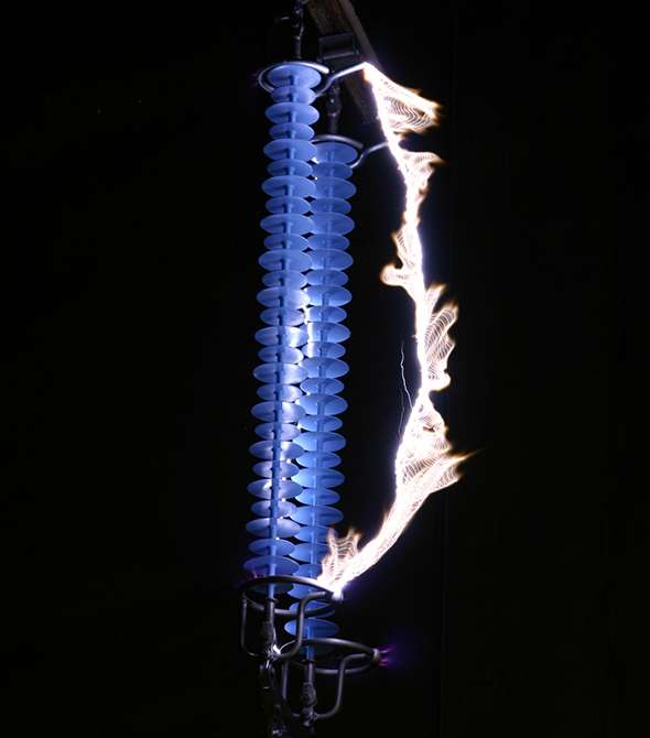 Korona_und_Lichtbogenschutz.jpg Korona_und_Lichtbogenschutz.jpg