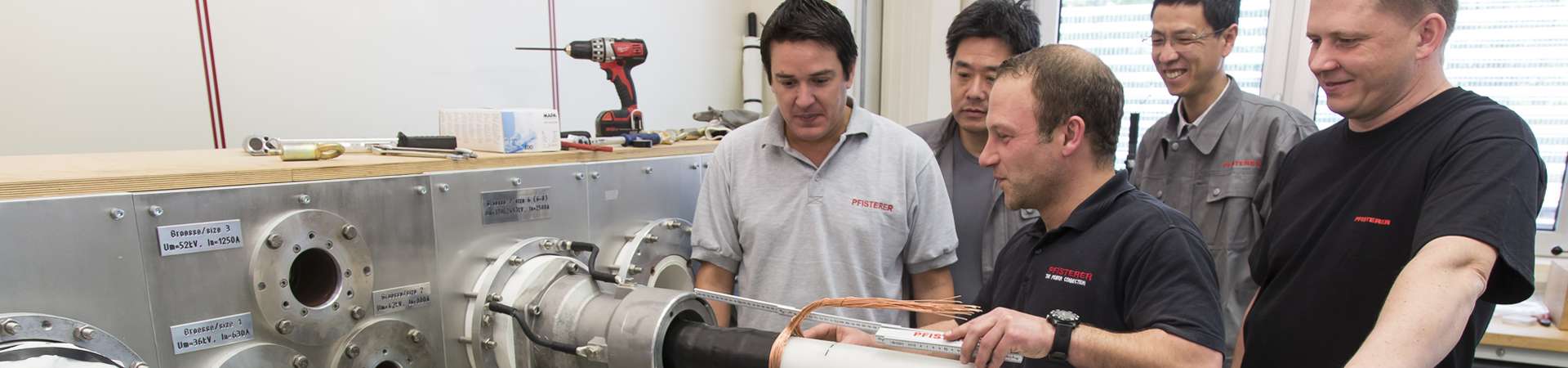 Services_1920x450.jpg Fachpersonal an technischem Gerät